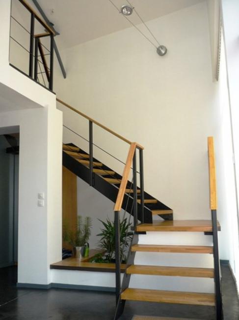 Decoración de escaleras. Escalera de madera y metal