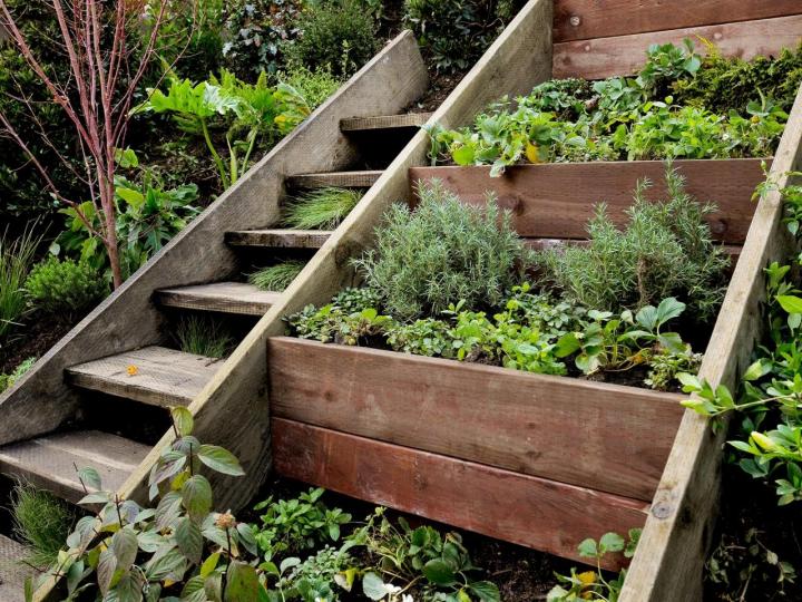 Ideas y consejos para decorar un jardín con desniveles