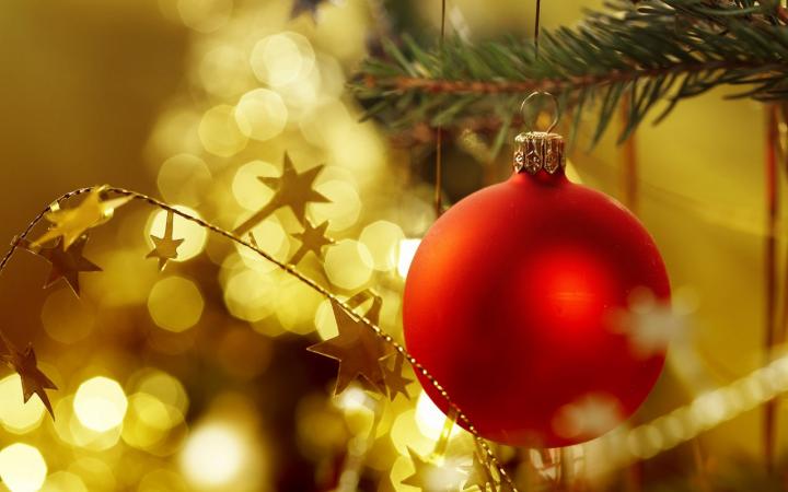 Imágenes de la decoración de un árbol de Navidad tradicional