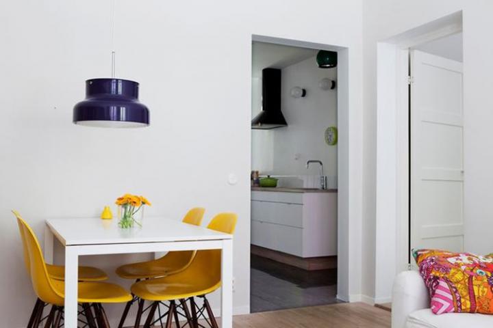 Decoración de un apartamento basado en el blanco con coloridos accesorios