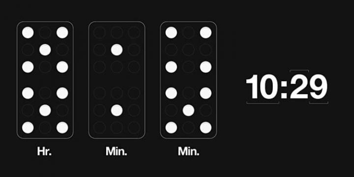 Accesorios de decoraci&oacute;n: reloj con fichas de d&oacute;mino