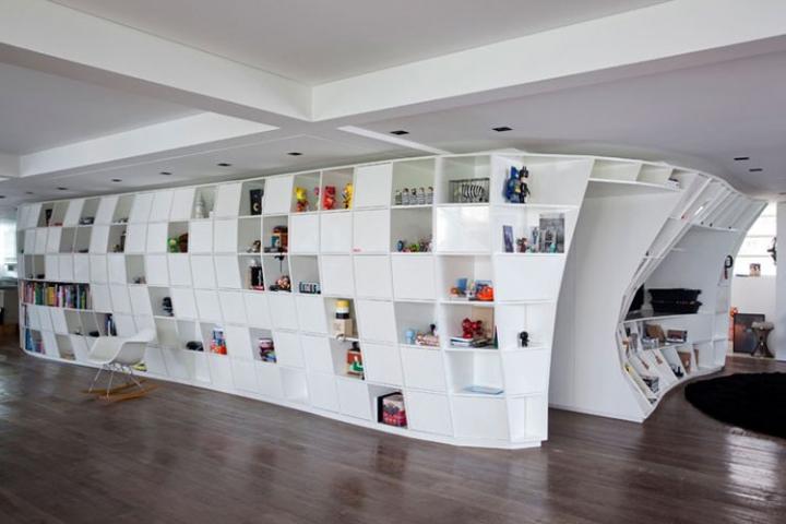 Imágenes de la biblioteca del apartamento Bookshelf de Triptyque Studio.
