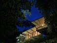 Una casa moderna en los árboles