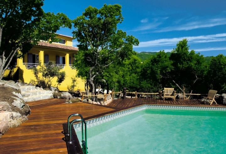 Casas con piscinas hexagonales de madera Piscinelle