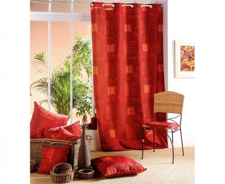 Decoración con cortinas rojas