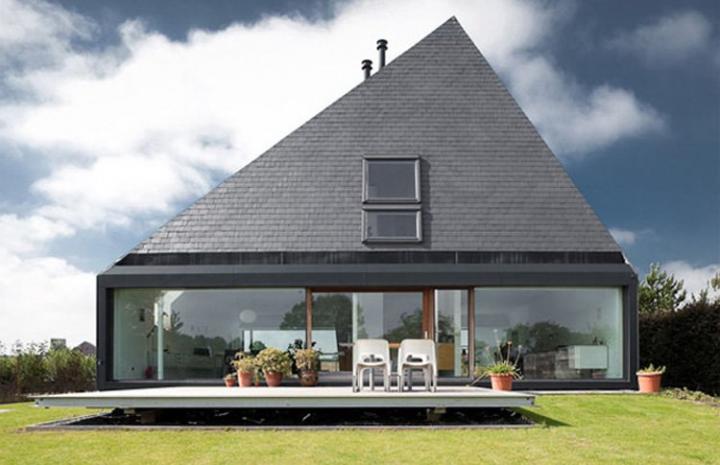 Decoración minimalista de una casa piramidal