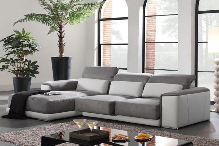 Disposici&oacute;n de un sof&aacute; en el centro del sal&oacute;n