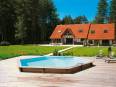 Casas con piscinas hexagonales de madera