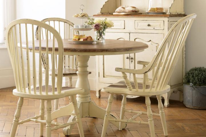 Mesa y sillas de cocina de estilo inglés