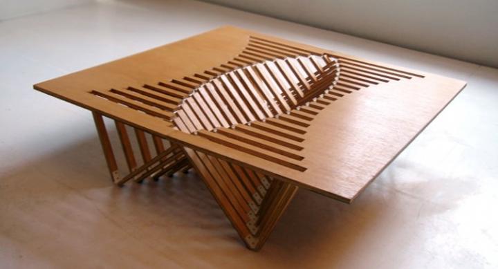 Mobiliario plegable del diseñador Robert van Embricqs. Mesa baja Rising Table