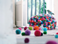 Muebles y accesorios decorativos con pompones de lana