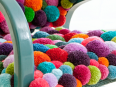 Muebles y accesorios decorativos con pompones de lana