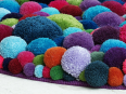 Muebles y accesorios decorativos con pompones de lana