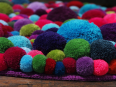 Muebles y accesorios decorativos con pompones de lana
