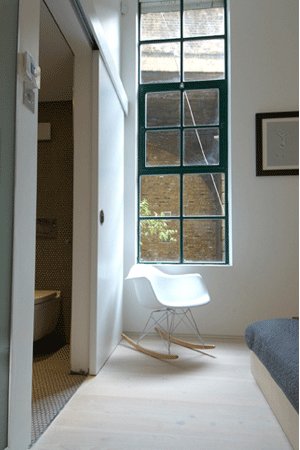 Antiguo almacén de Londres convertido en un apartamento minimalista
