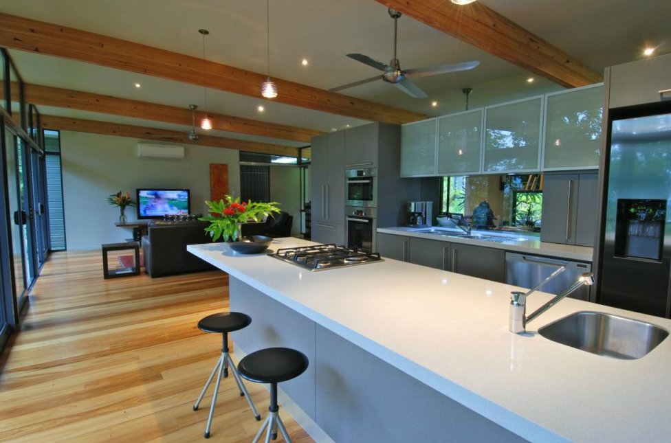 Una casa moderna en los árboles. Decoración del hogar.