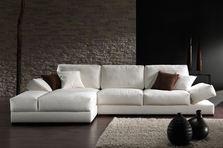 Encontrar el lugar apropiado para el sofá. Decoración del hogar.