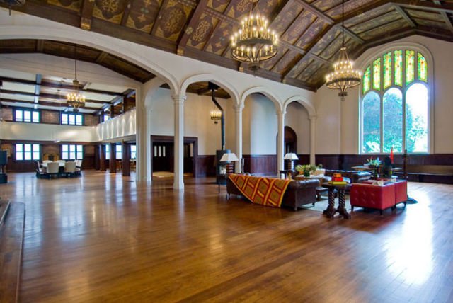 Iglesia convertida en loft. Decoración del hogar.