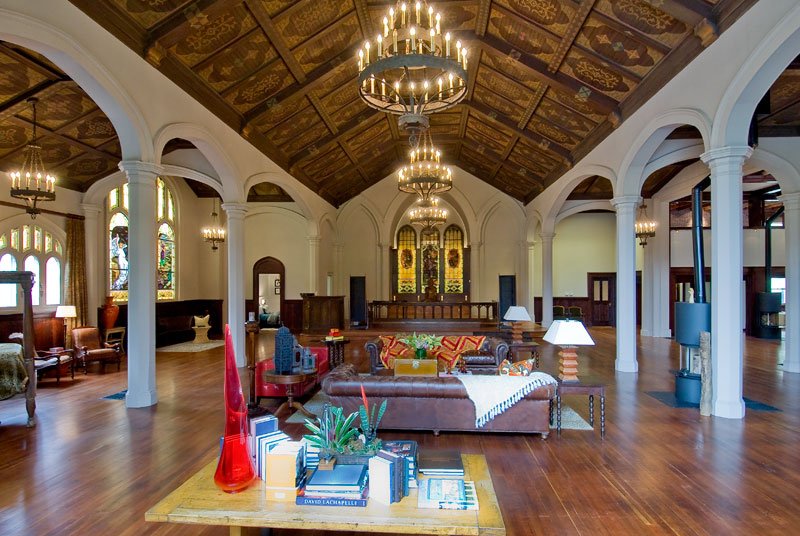 Iglesia convertida en loft. Decoración del hogar.