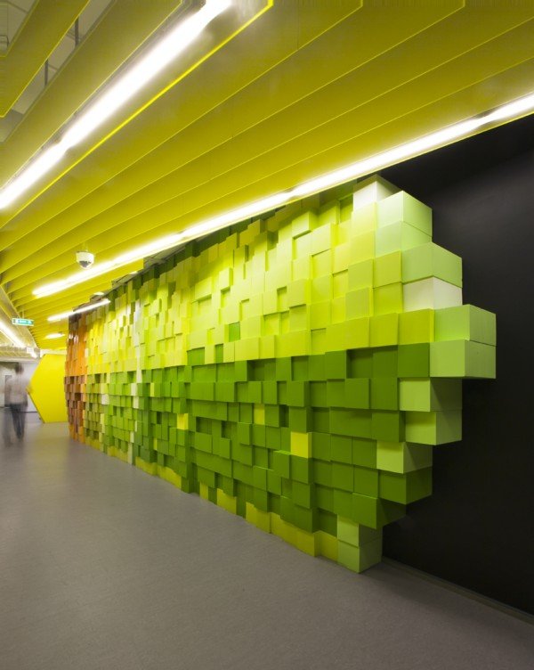 Oficinas llenas de color y píxeles del buscador Yandex