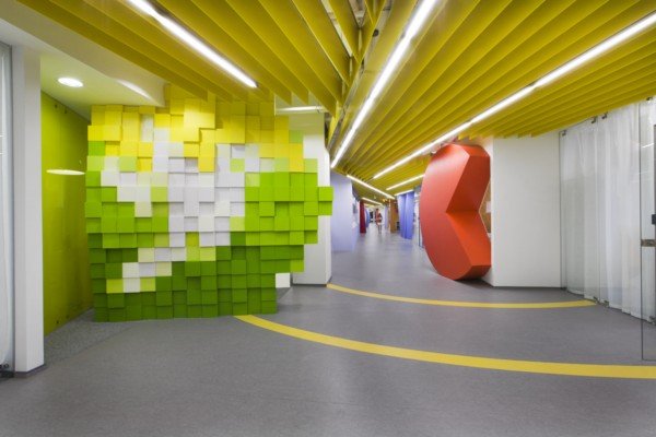 Oficinas llenas de color y píxeles del buscador Yandex