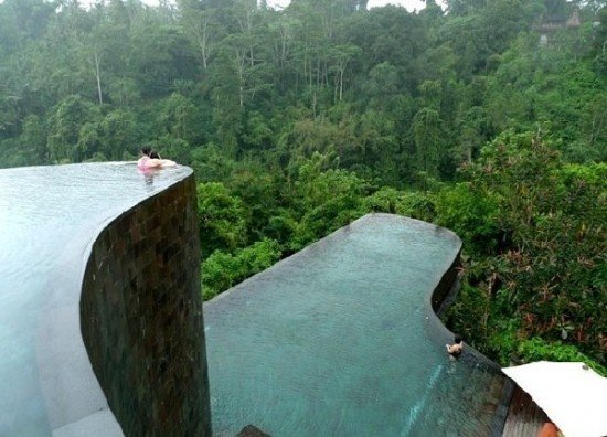 Piscinas infinitas en un hotel de Bali