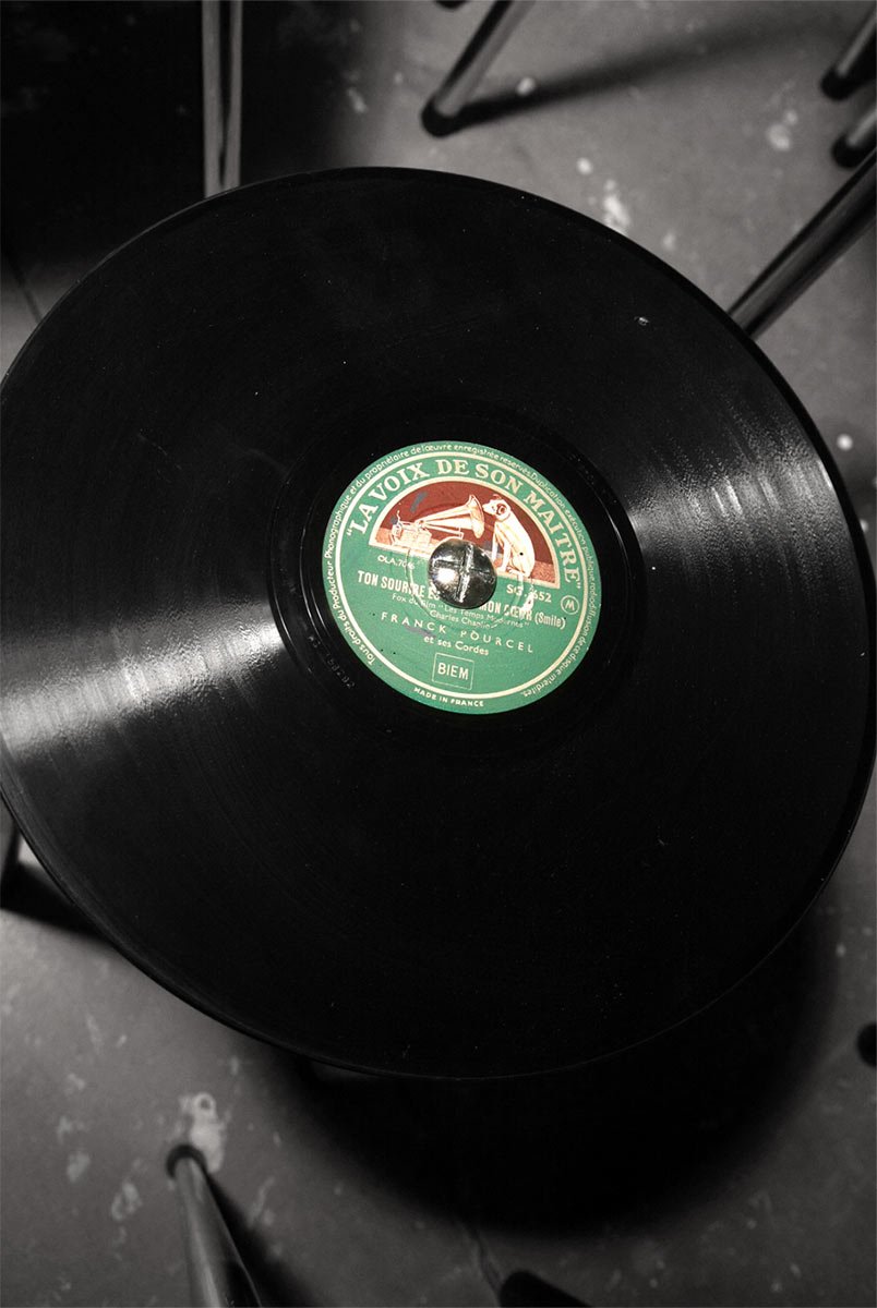 Taburetes vintage creados con discos de vinilo