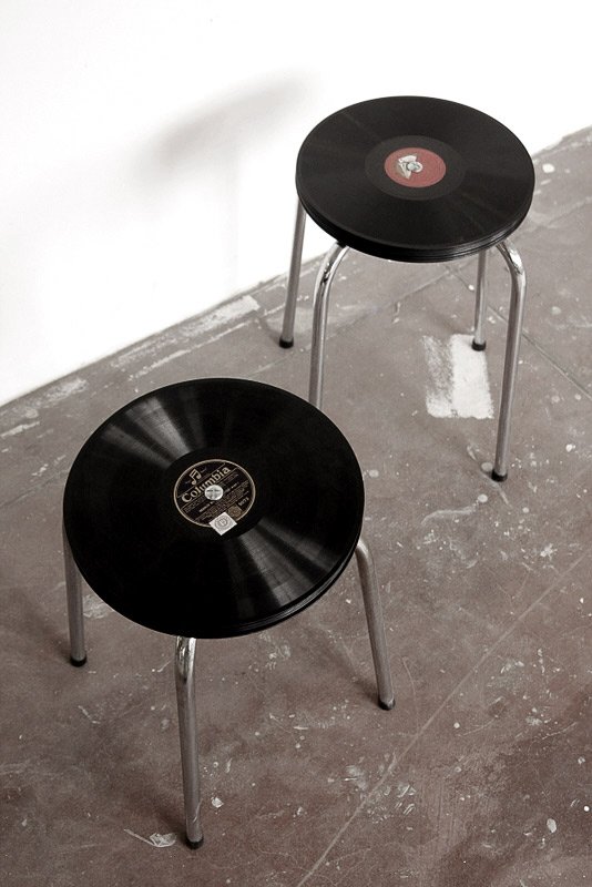 Taburetes vintage creados con discos de vinilo